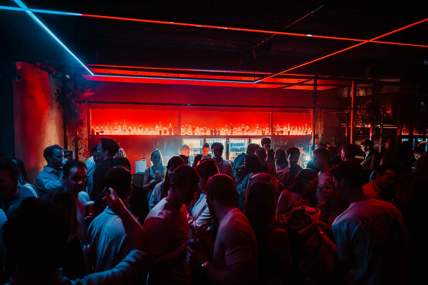 Dansende mensen aan de bar tijdens een afterwork in de eventlocatie ZwartWit te Gent